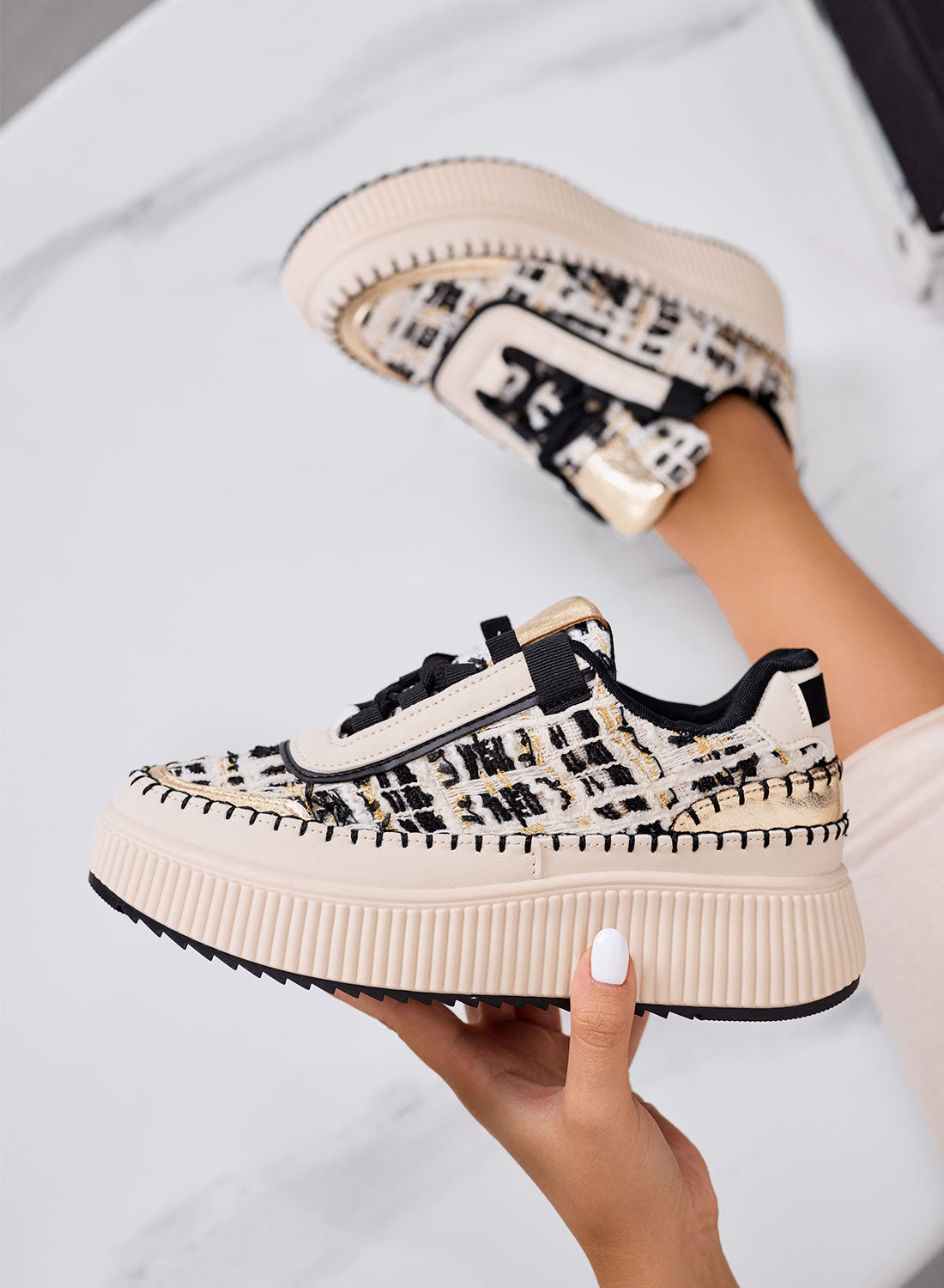 DAFNE - Baskets beige à plateforme en tweed noir avec détails dorés