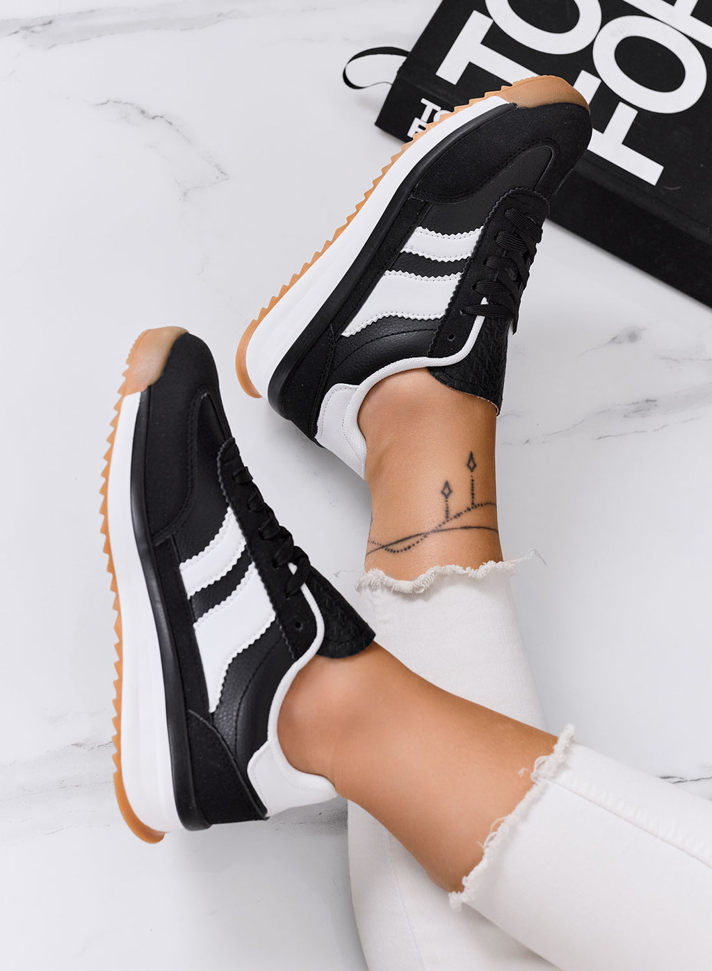 BIELLA - Sneakers nere in tessuto con dettagli bianchi e suola in gomma