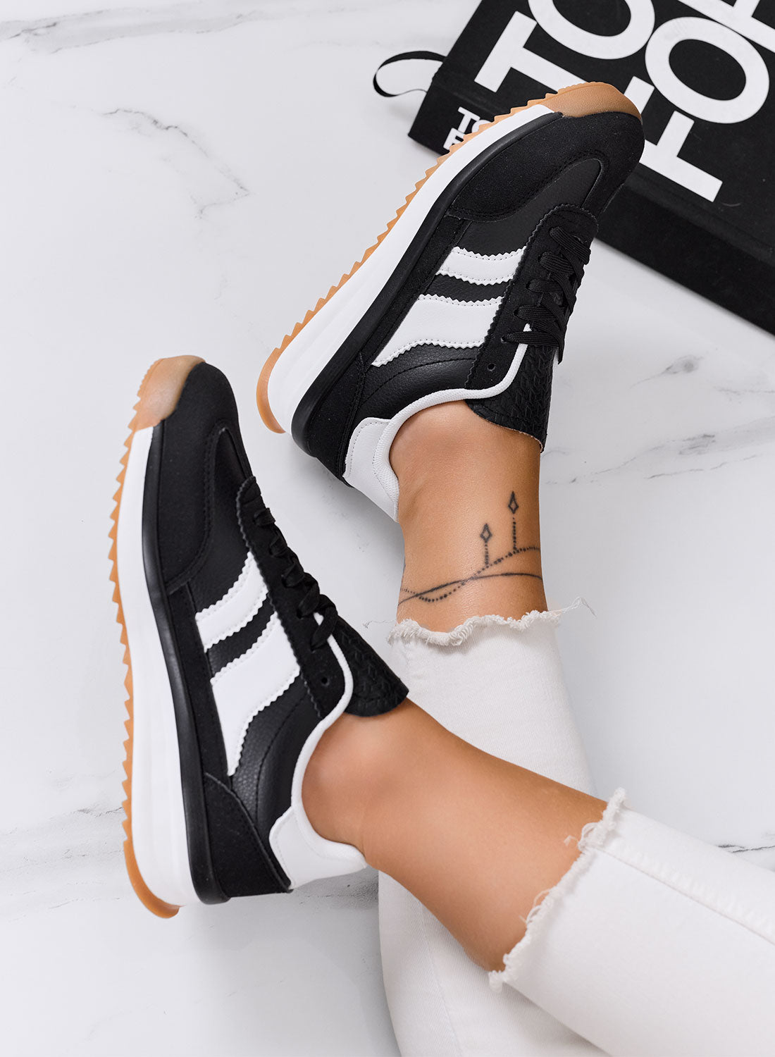 BIELLA - Sneakers nere in tessuto con dettagli bianchi e suola in gomma