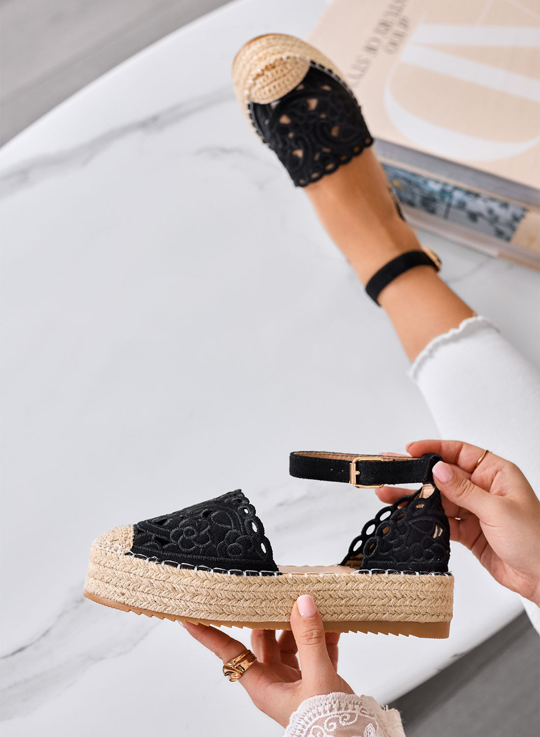 CRISTY - Espadrillas nere ricamate con cinturino alla caviglia e suola platform in corda
