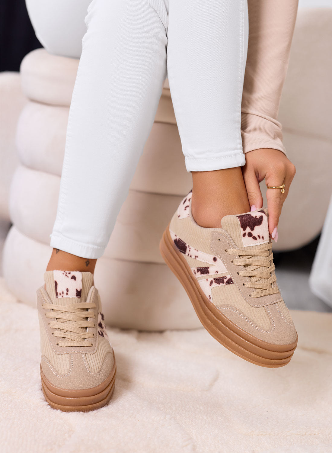 JOLENE - Sneakers beige con stampa e suola platform