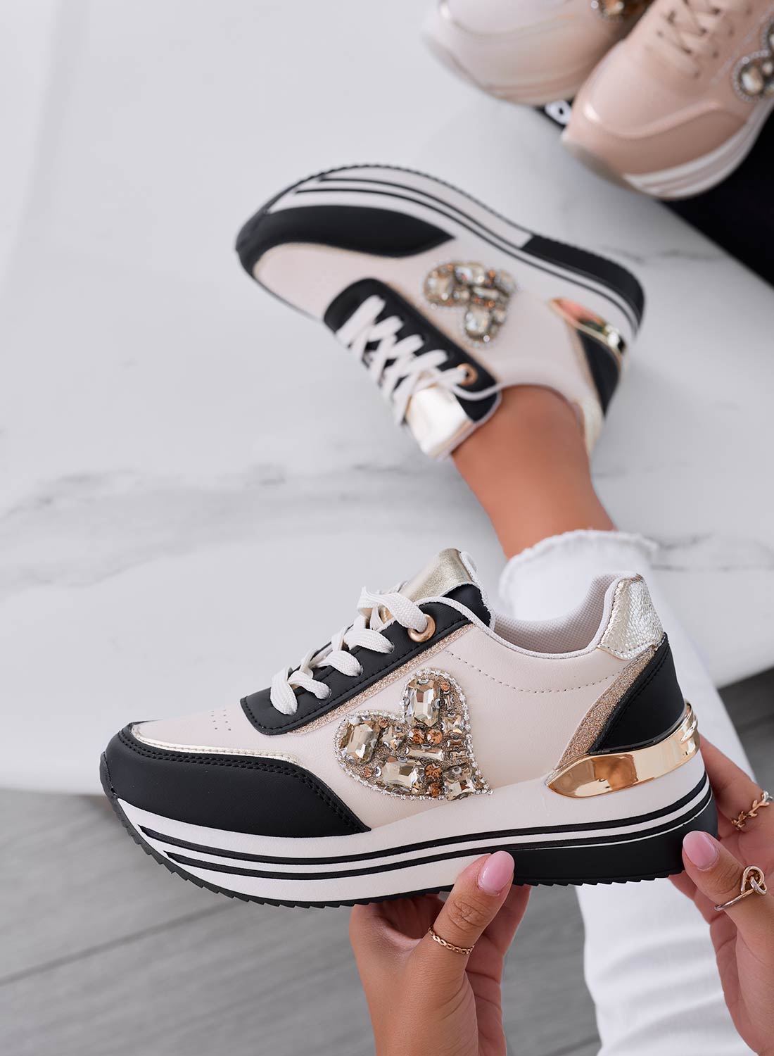 ABBY - Sneakers nere con gioiello a cuore e zeppa