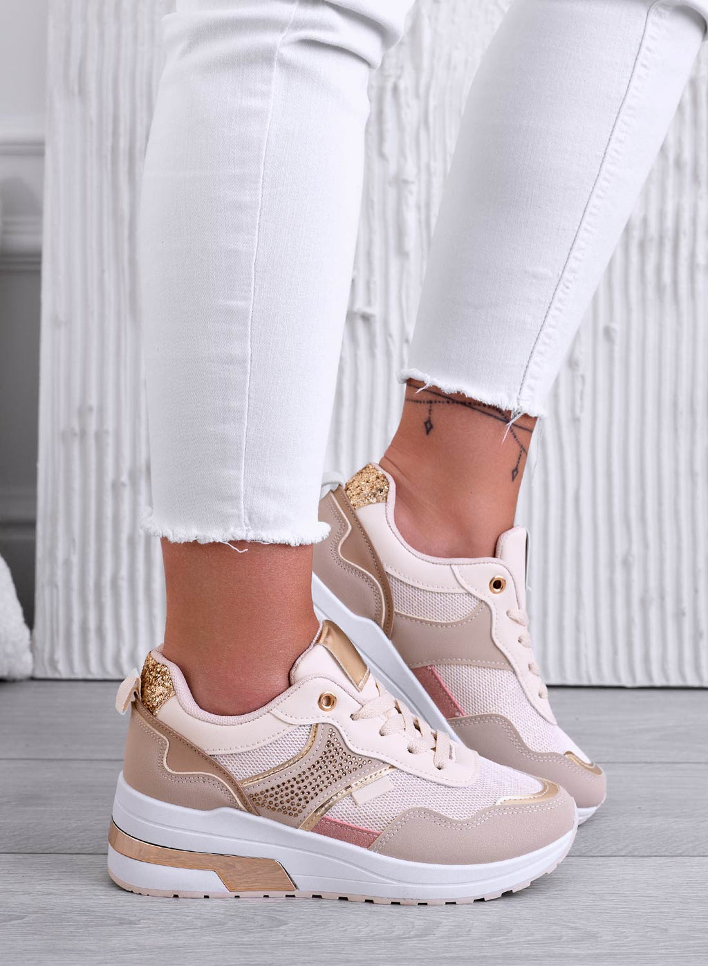 Sneakers beige con zeppa e inserti oro