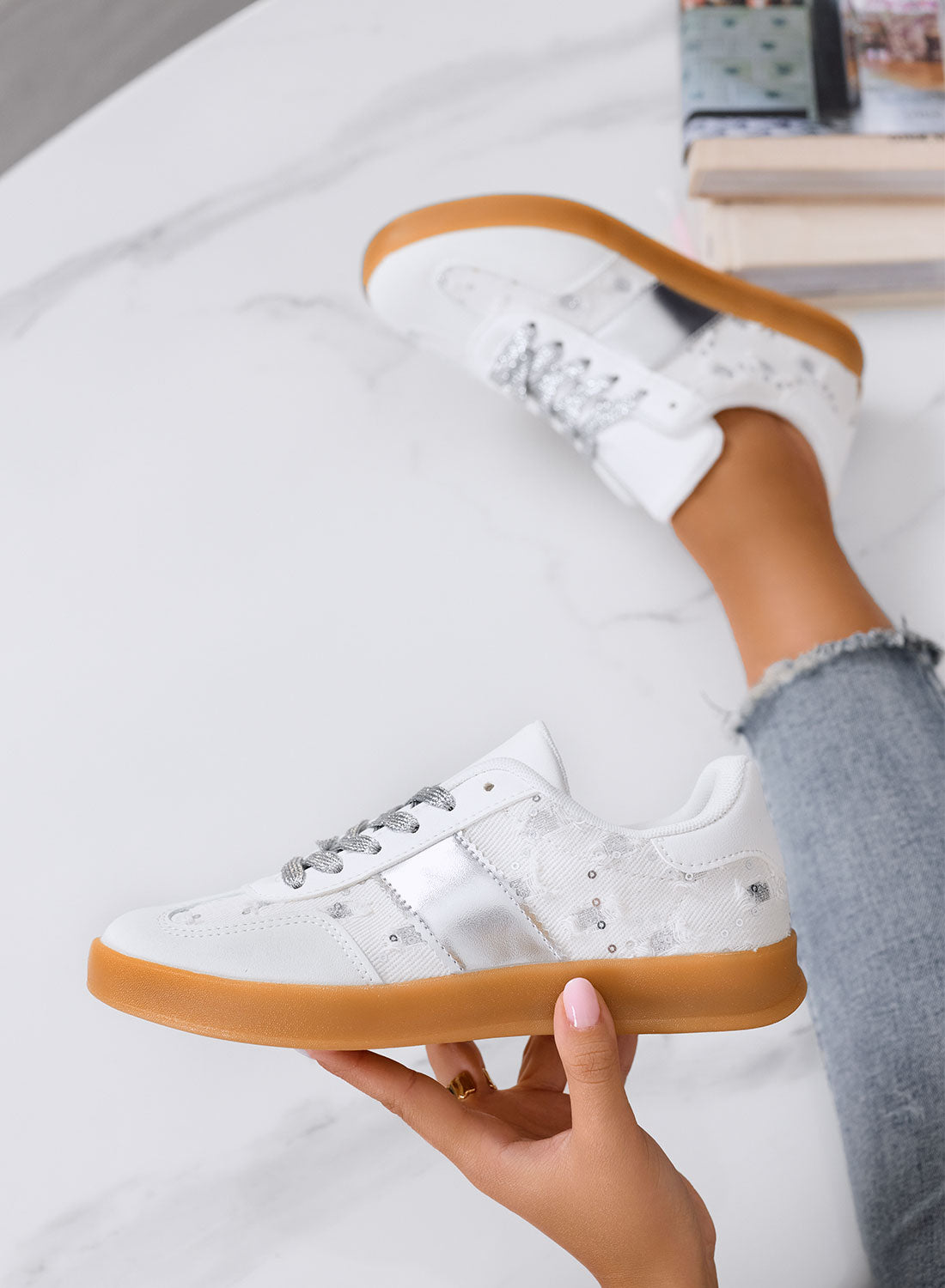 MIREA - Sneakers bianche con dettagli floreali e inserti argento