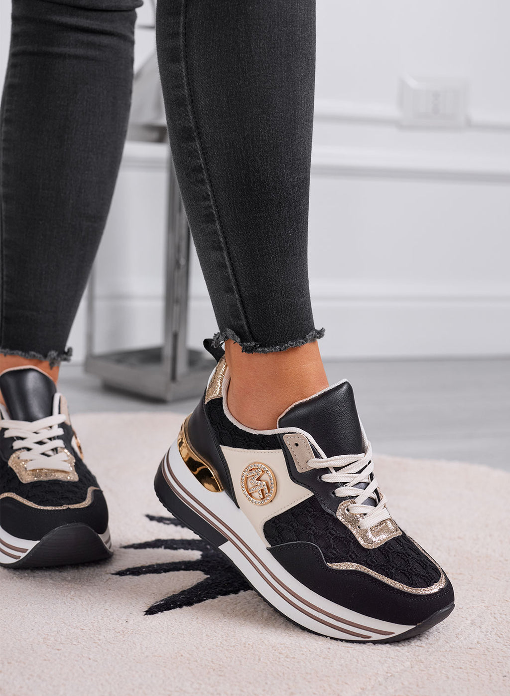 WALKER - Sneakers da donna nere con dettagli dorati e suola spessa