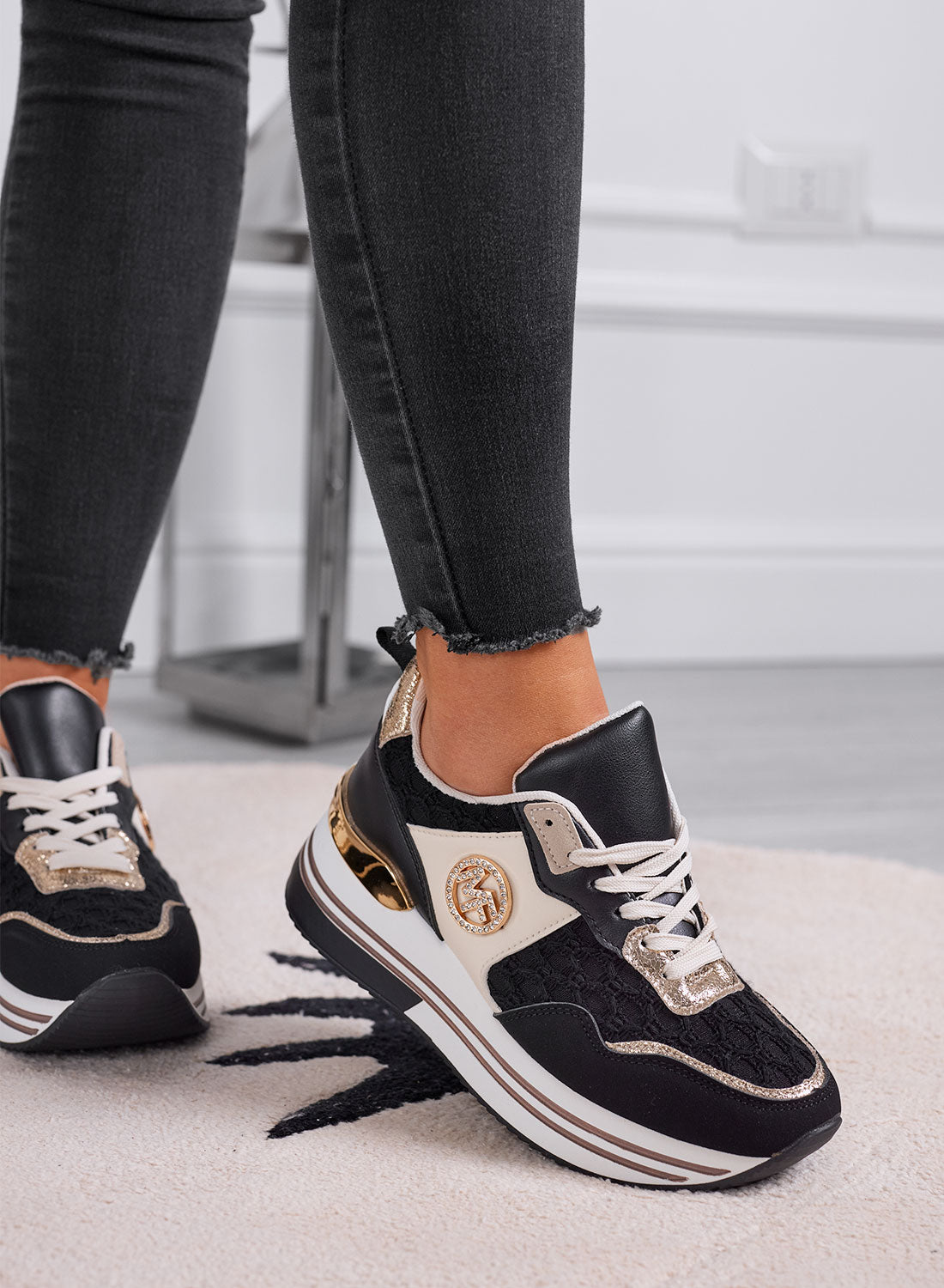 WALKER - Sneakers da donna nere con dettagli dorati e suola spessa