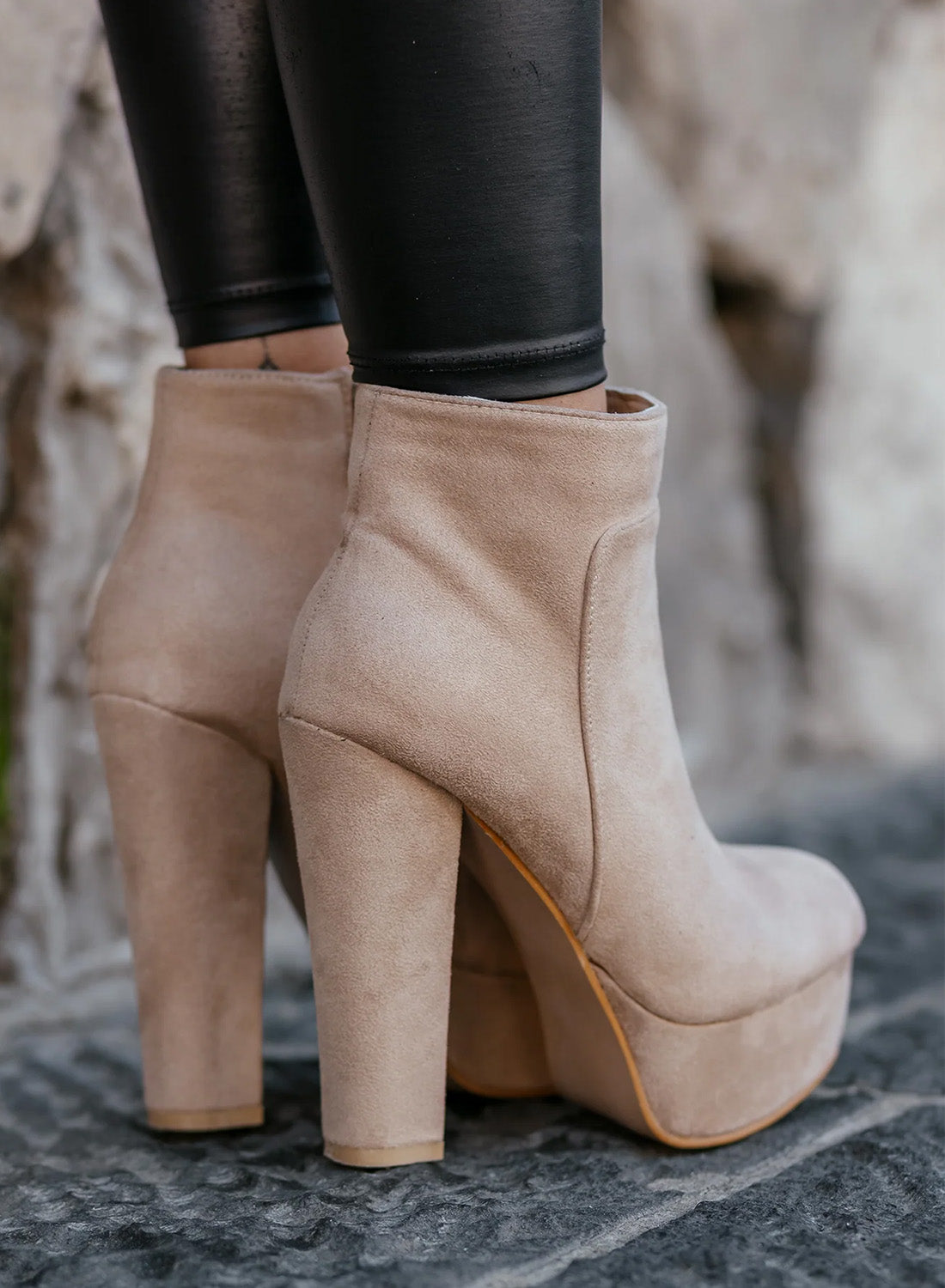 FELICIA - Tronchetti Beige scamosciati con tacco alto Alexoo