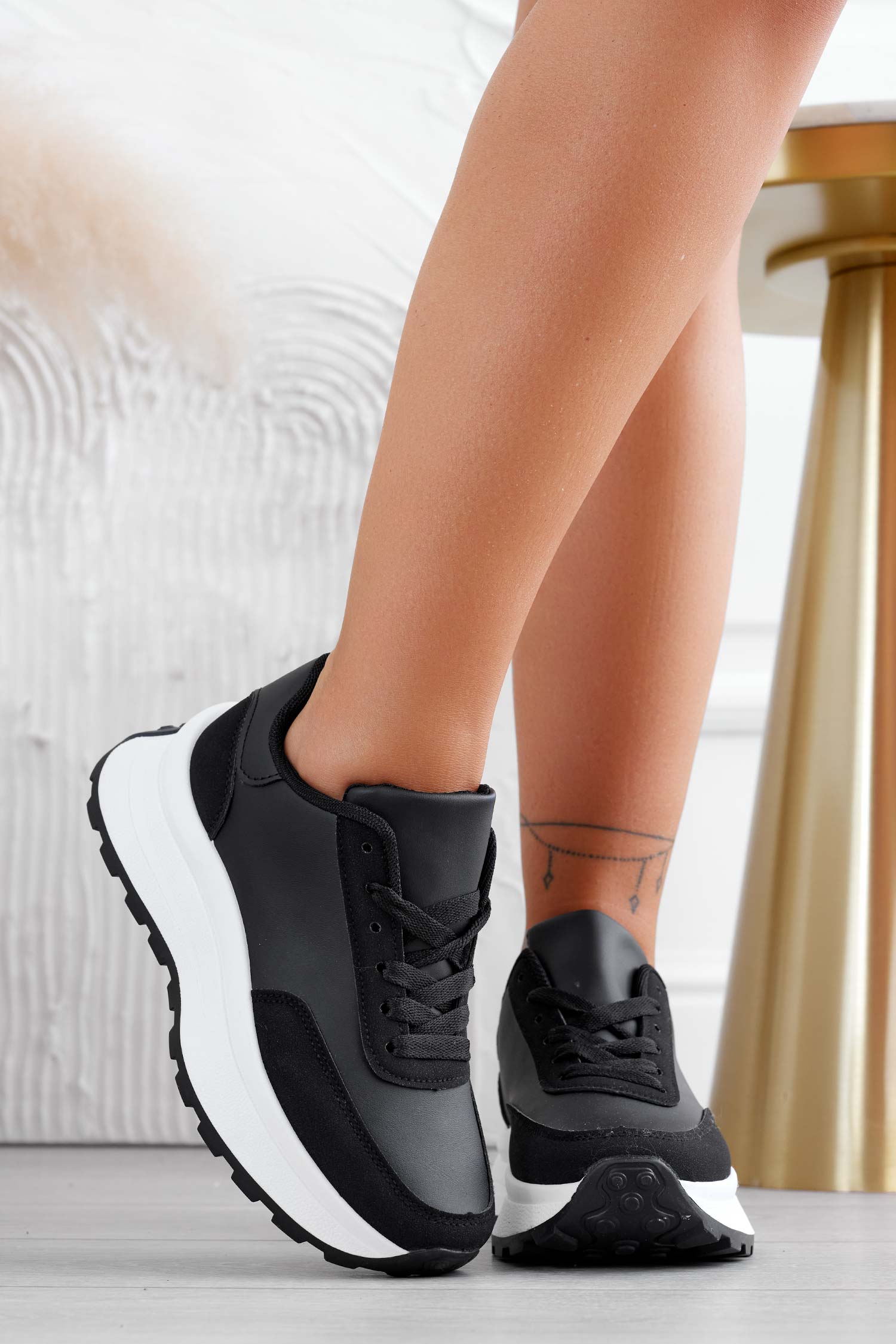 Sneakers nera con suola alta