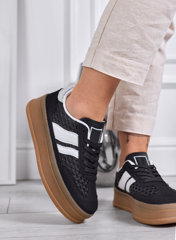 MARISOL - Zapatillas negras con detalles blancos y suela de goma