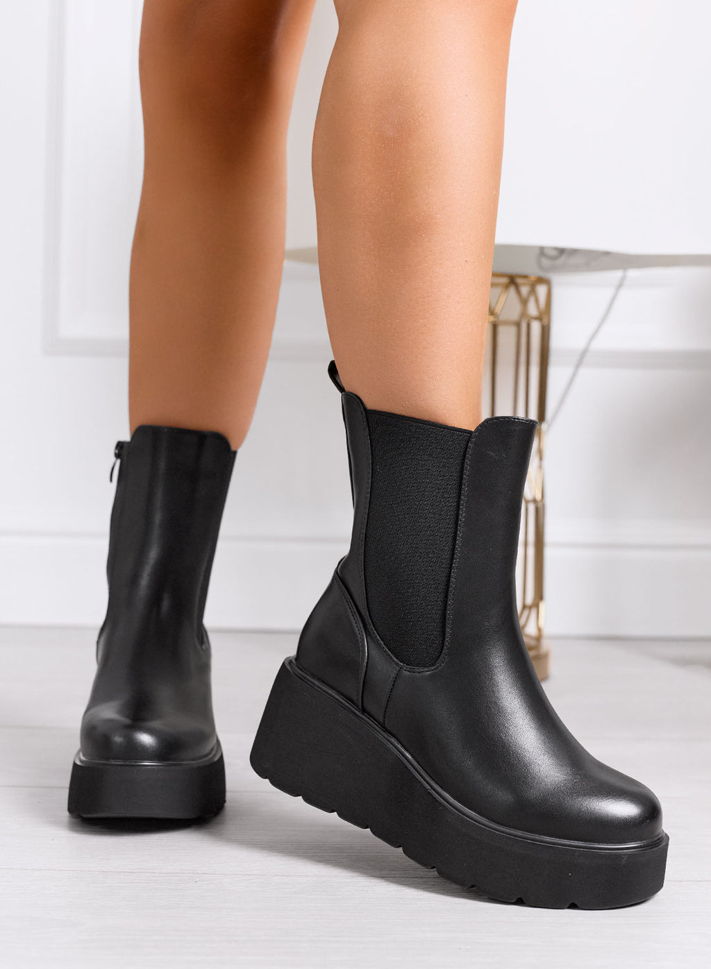 BOMBAY - Stivaletti Anfibi neri con inserti elastici e suola platform