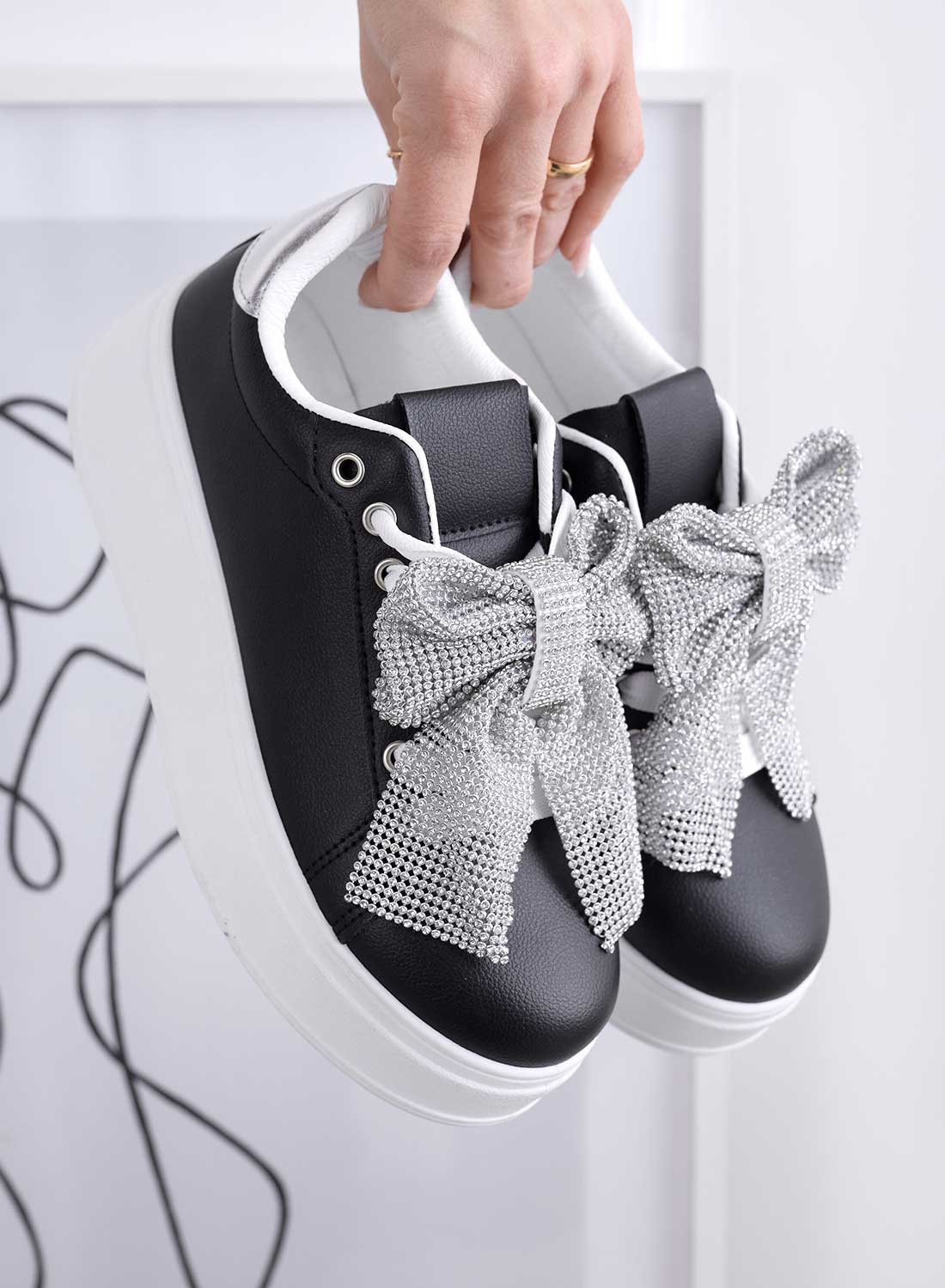 BELGA - Baskets noires avec nœud en strass