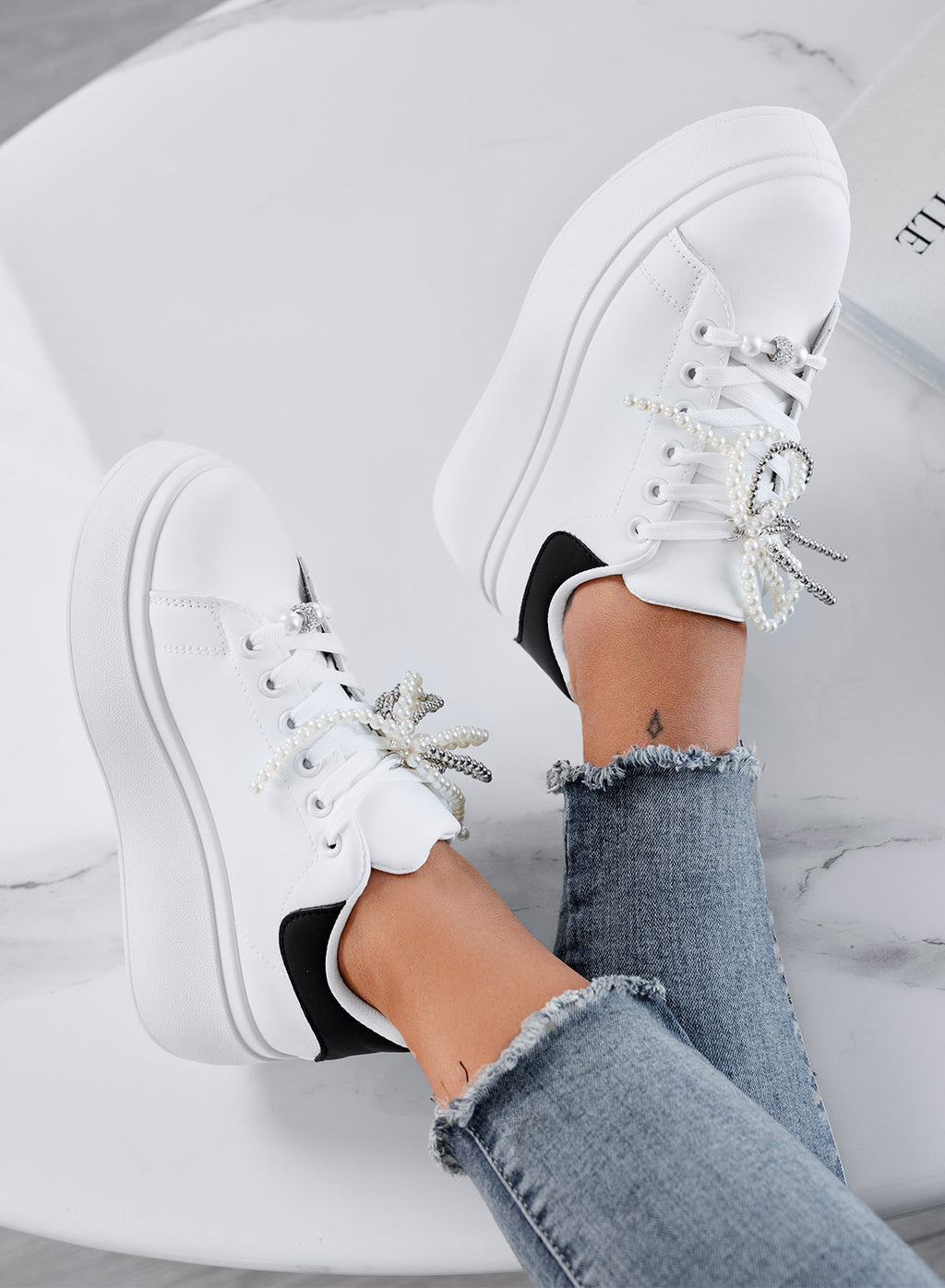 IOLANDA - Sneakers bianche con retro nero e fiocco in perle