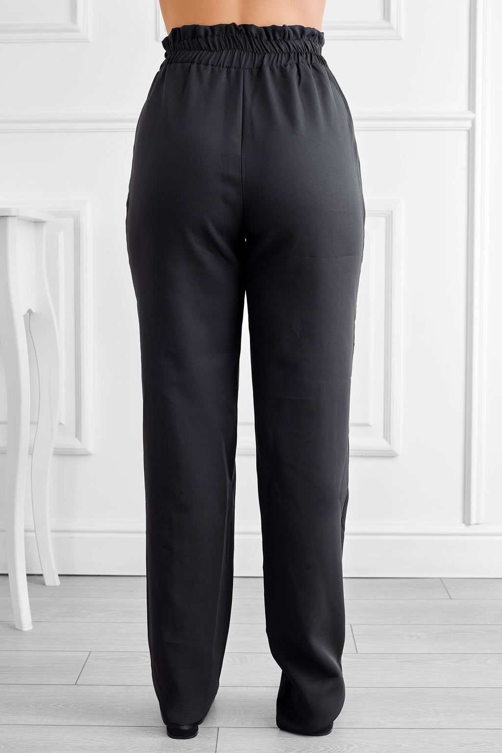 Pantalone nero con molla e laccio in vita