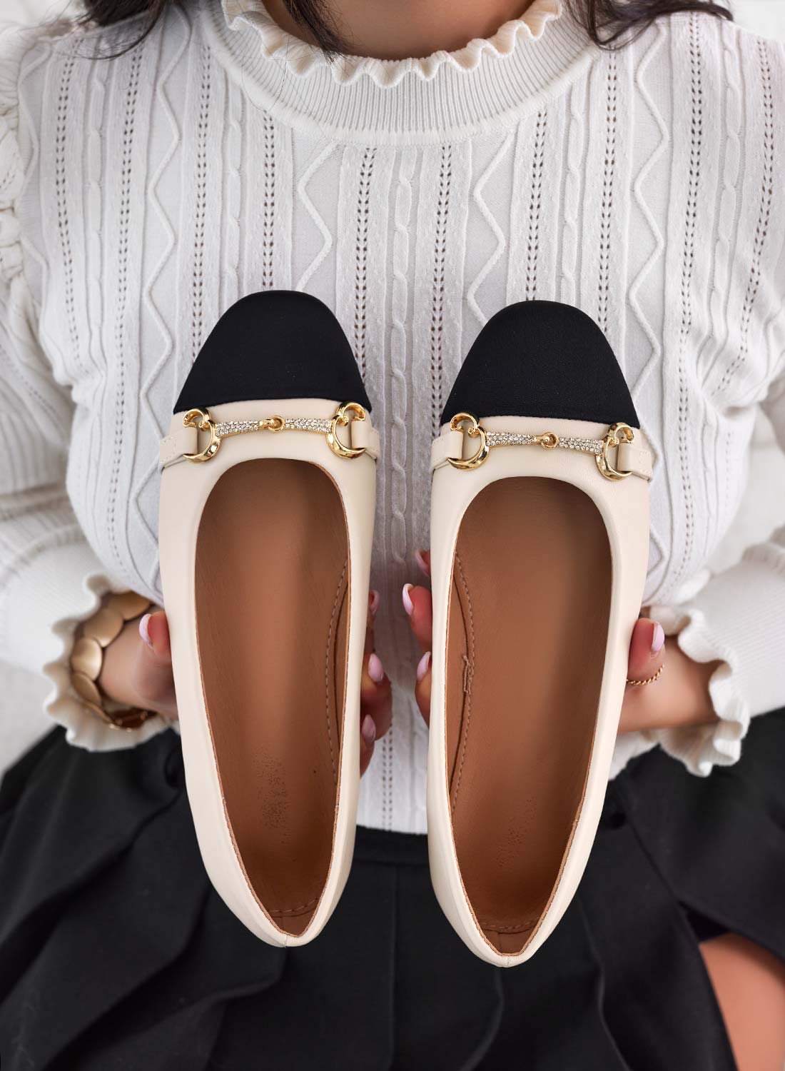 Ballerine beige con punta nera e applicazione gioiello
