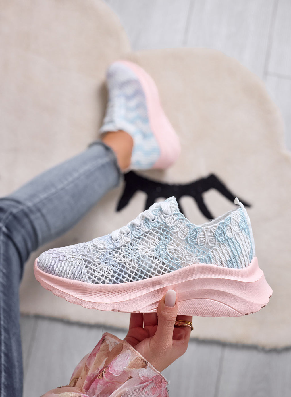 GAIA - Sneakers bianche azzurre traforate con suola in gomma rosa