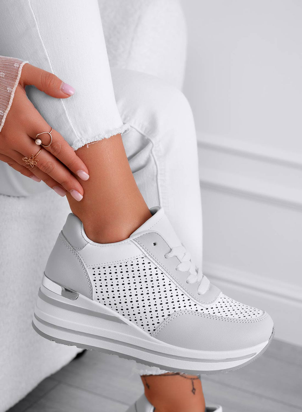 LUE - Sneakers traforate bianche con suola spessa