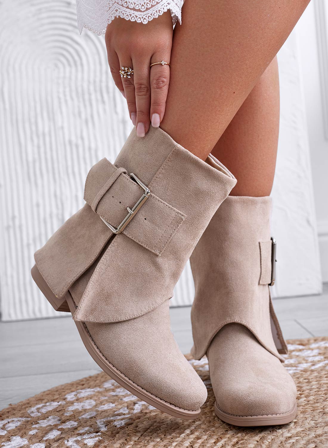 GRAZIELLA - Stivaletti beige scamosciati con fibbia