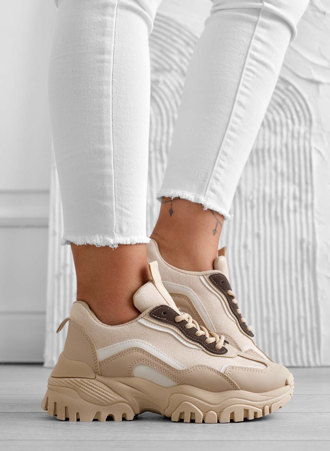 Baskets beiges avec semelle épaisse et lacets