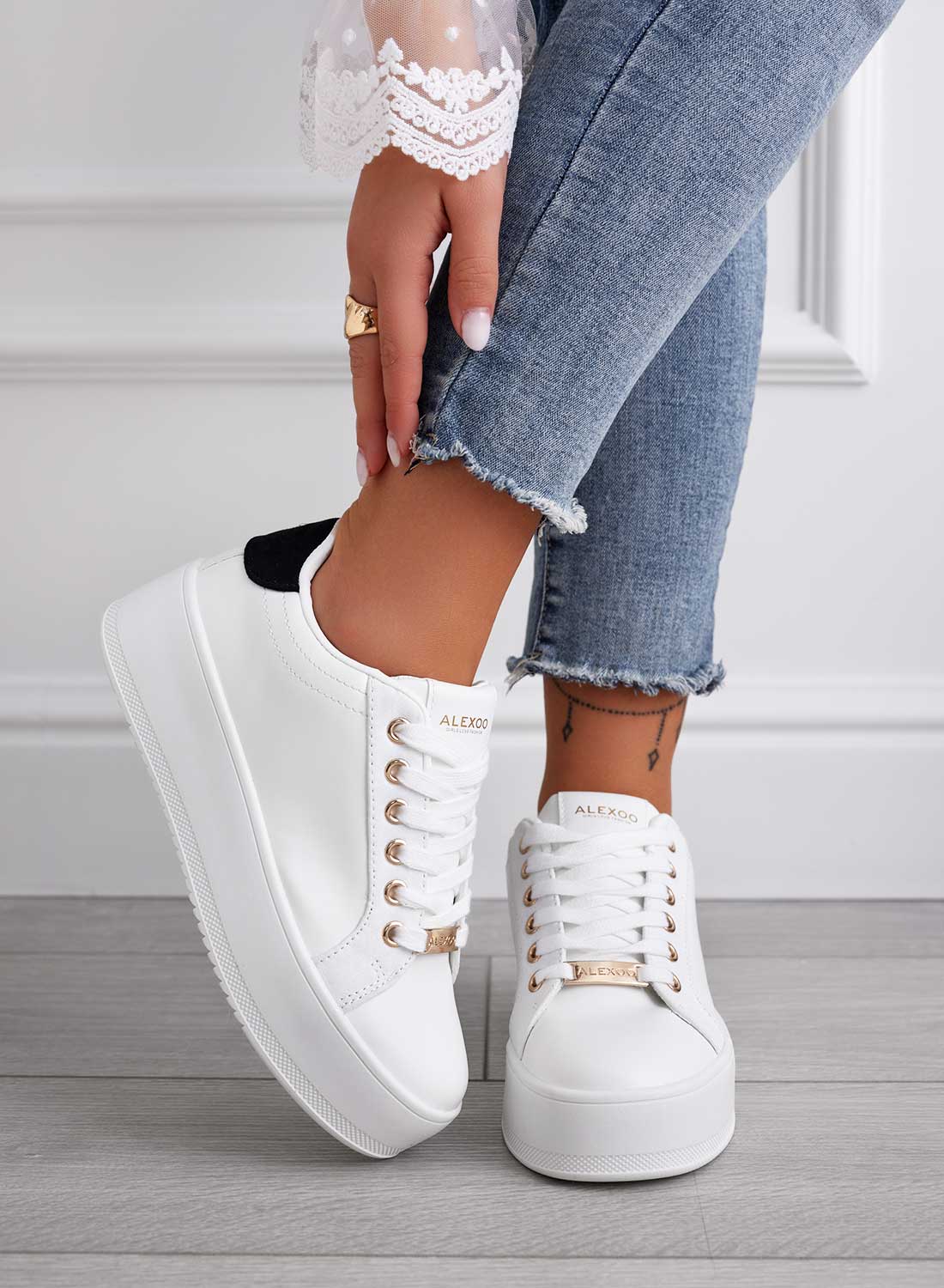 CARRY - White sneakers with gold details and black back