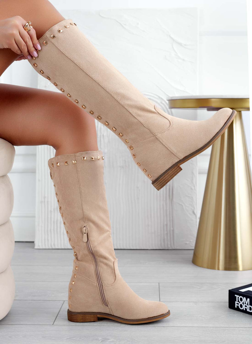 JANINE - Stivali scamosciati Beige con-zeppa interna e borchie