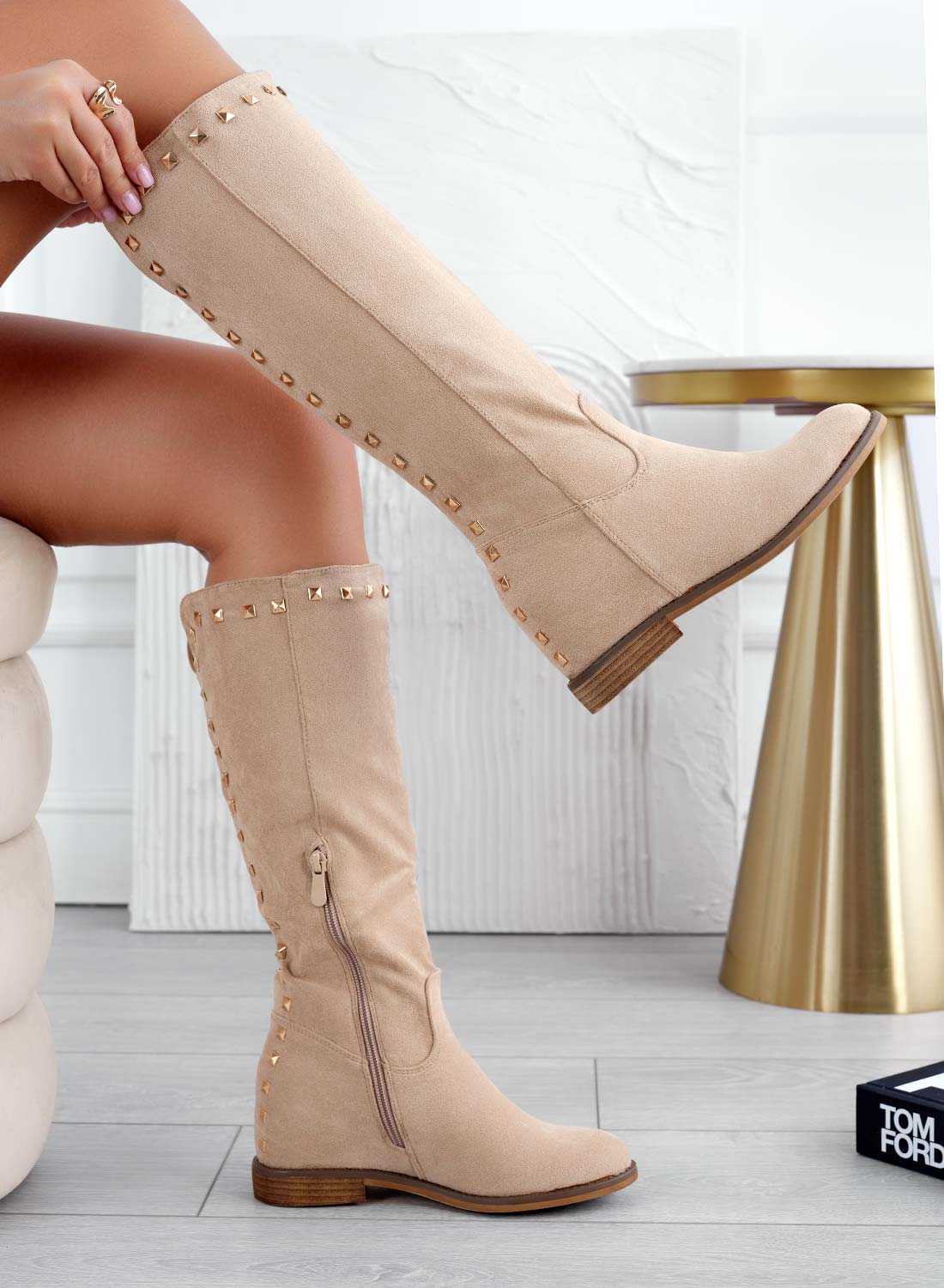 JANINE - Stivali scamosciati Beige con-zeppa interna e borchie