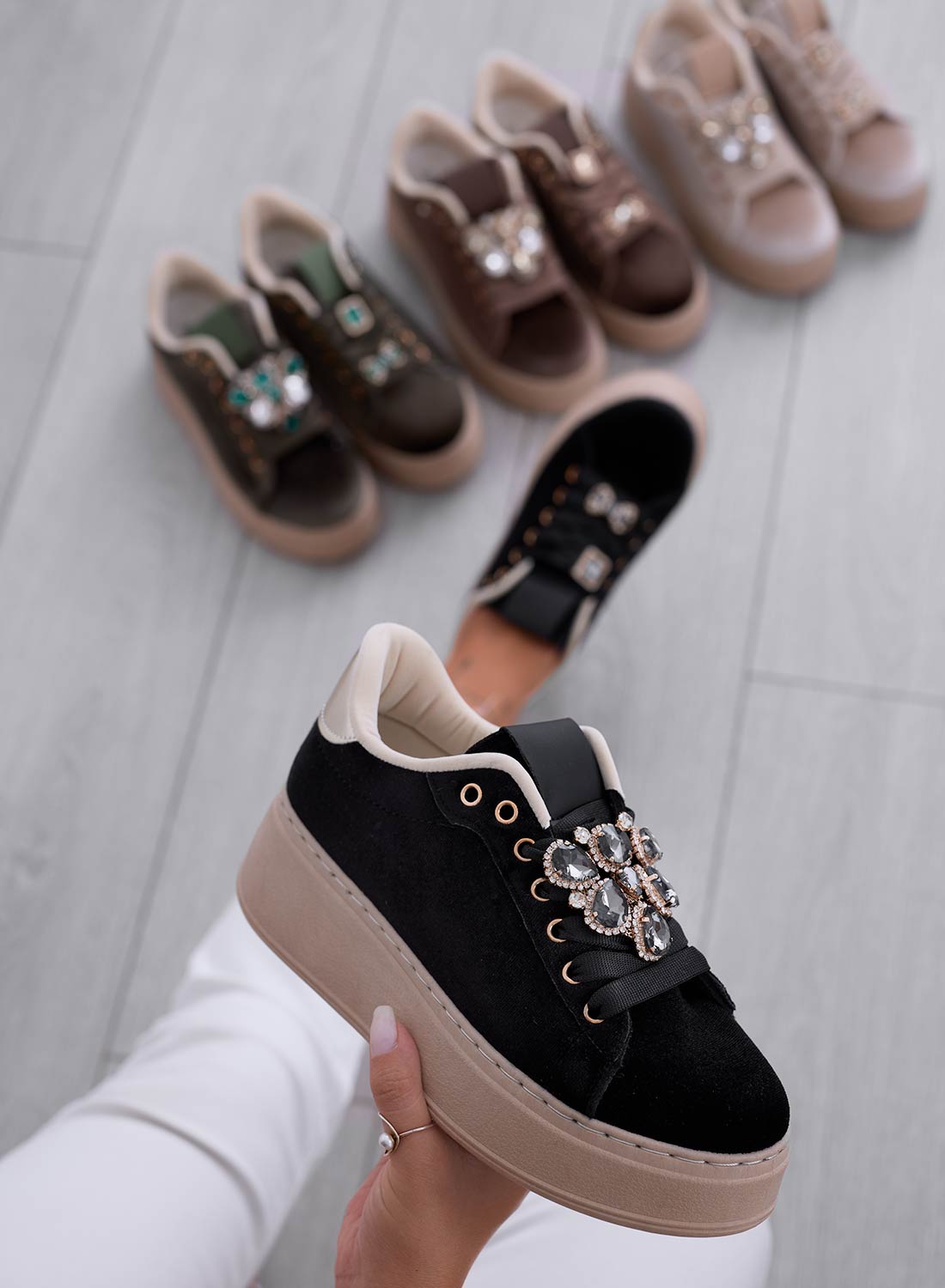 MILA - Sneakers nere in velluto con applicazione gioiello