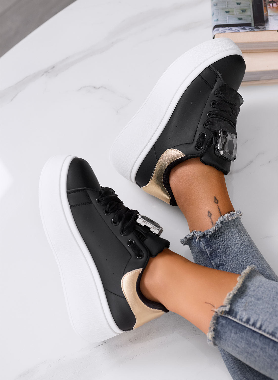 OLIVIA - Baskets plateforme noires avec détail bijou et arrière doré