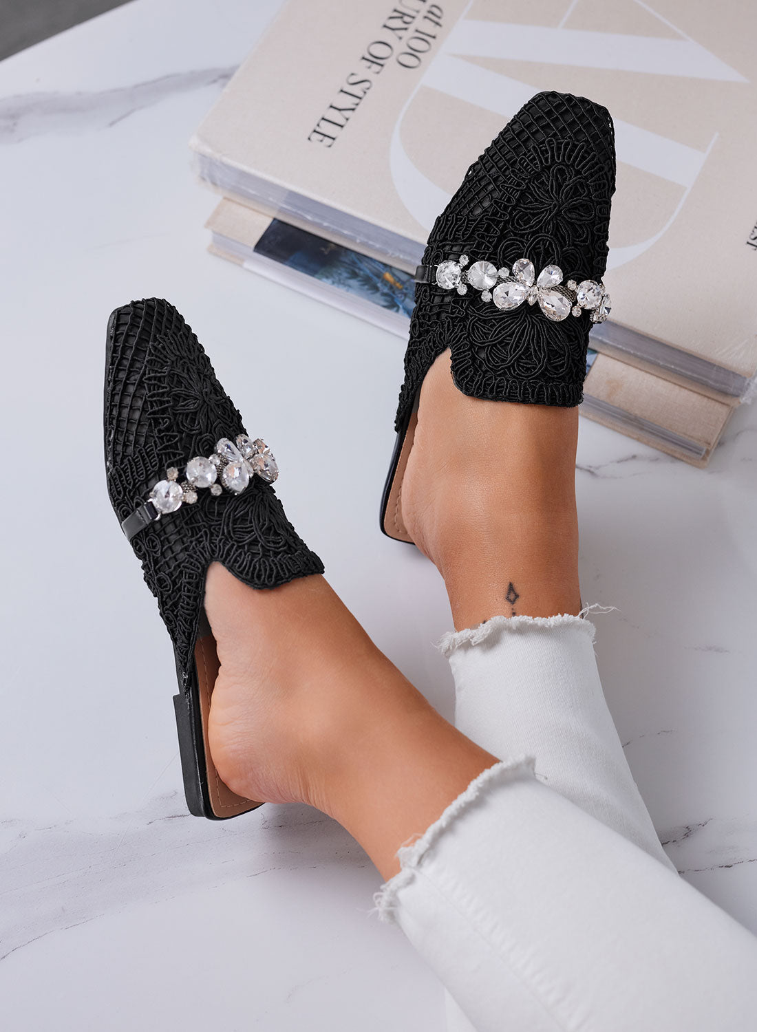 ORIETTA - Sabot in pizzo nero con strass e punta squadrata