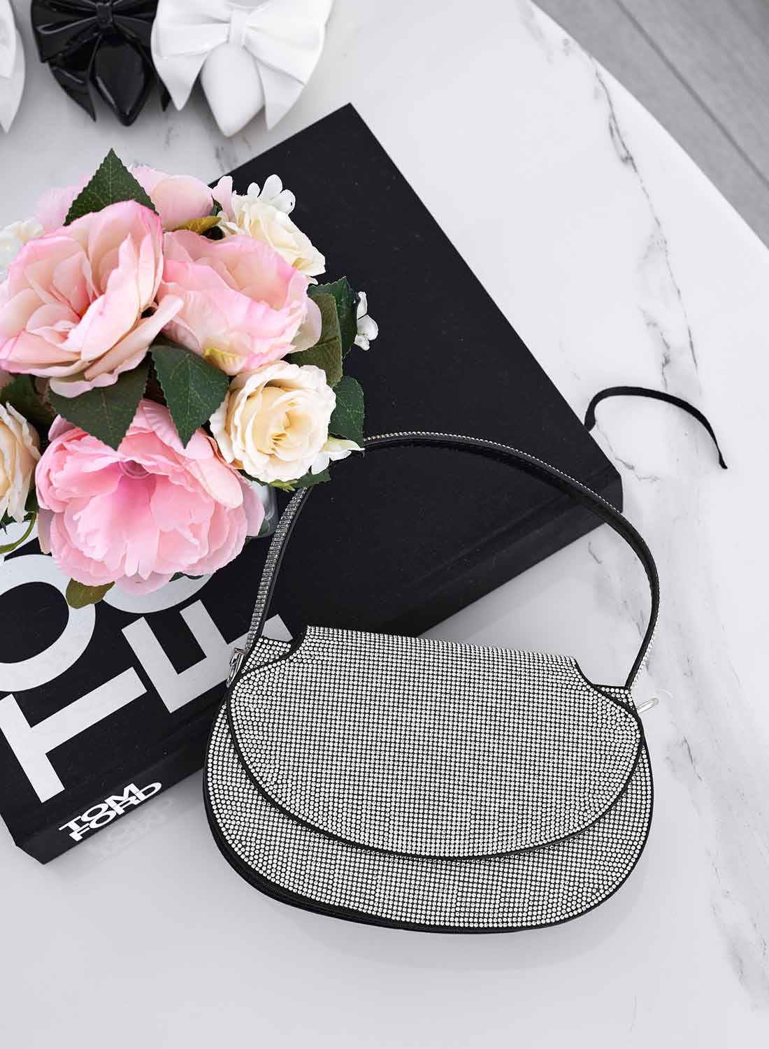 Borsa nera con strass e catena B233