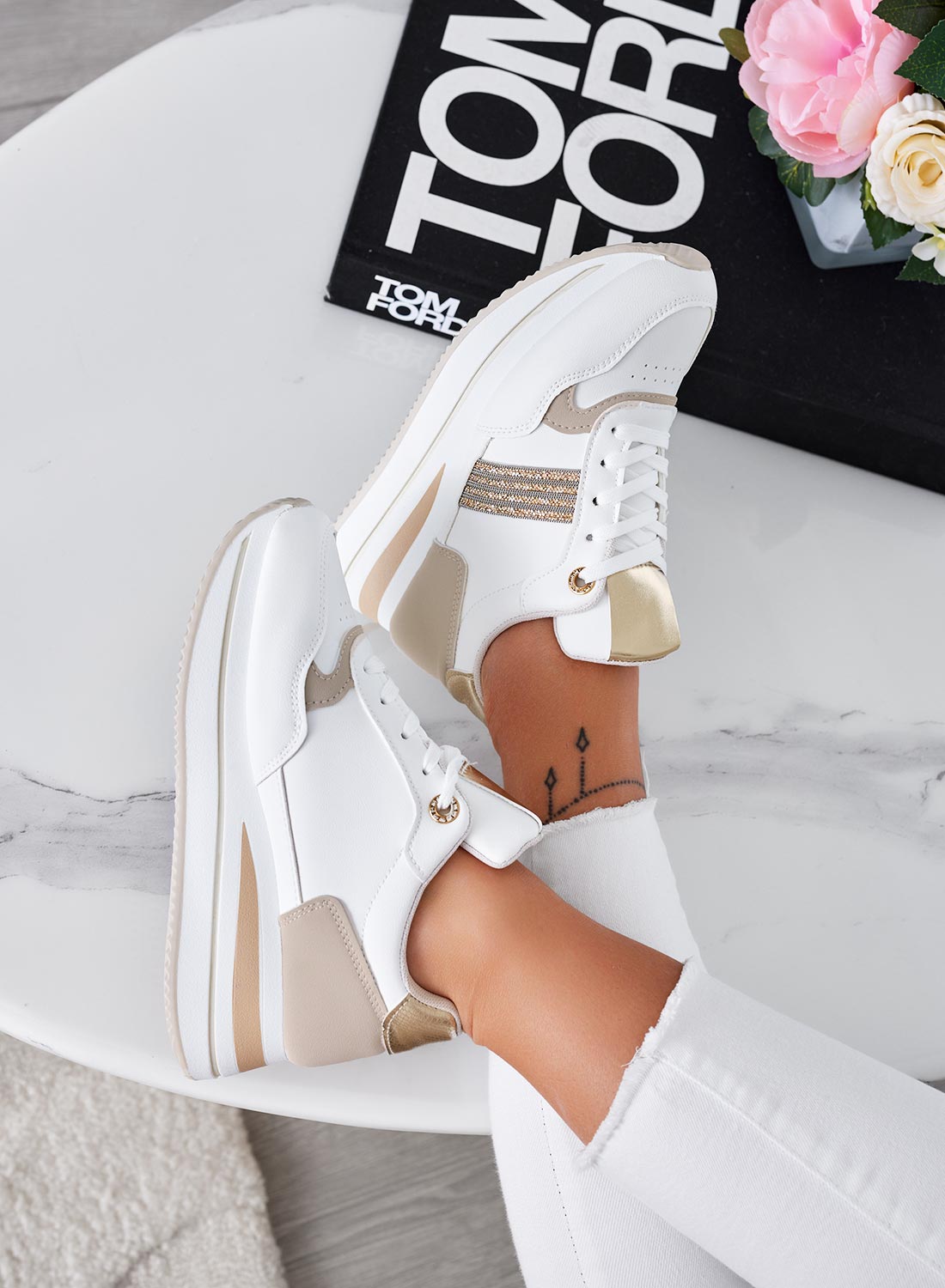 Baskets blanches avec empiècements et strass dorés