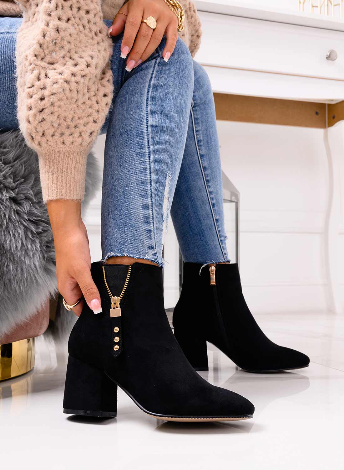 Stivaletti neri con tacco comodo e zip oro Silvia Gala