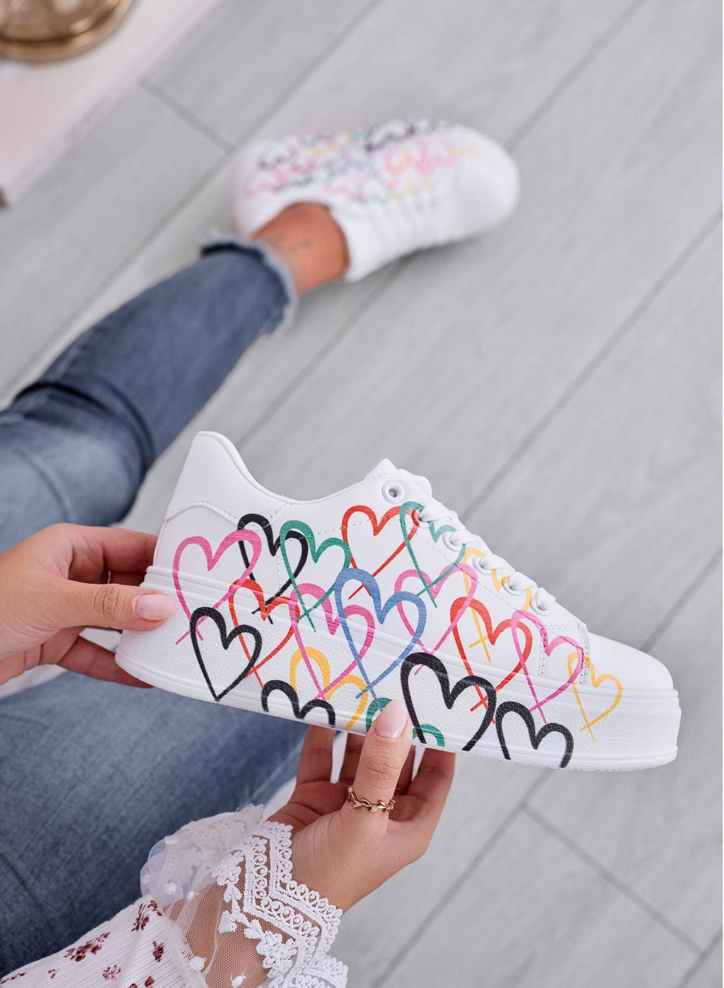 SHEBA - Sneakers bianche con fantasia cuori multicolor