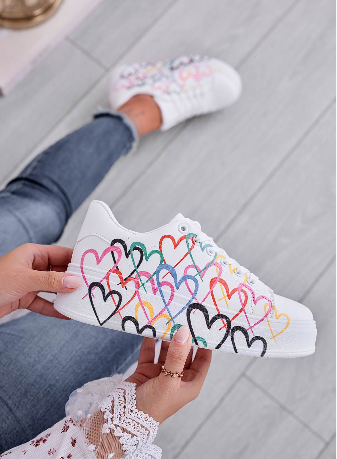 SHEBA - Sneakers bianche con fantasia cuori multicolor