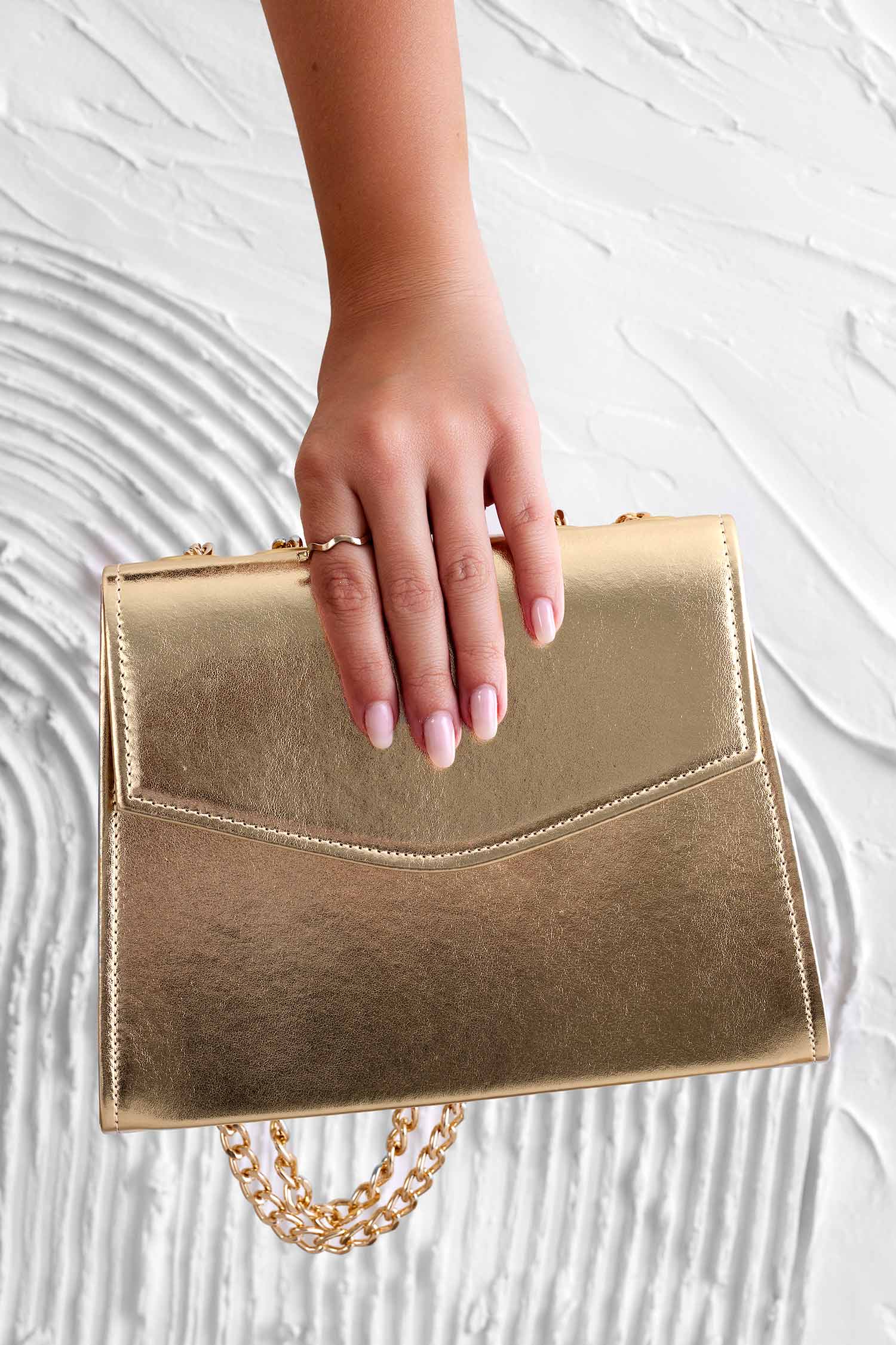 Pochette dorée métallisée B217 avec chaîne dorée
