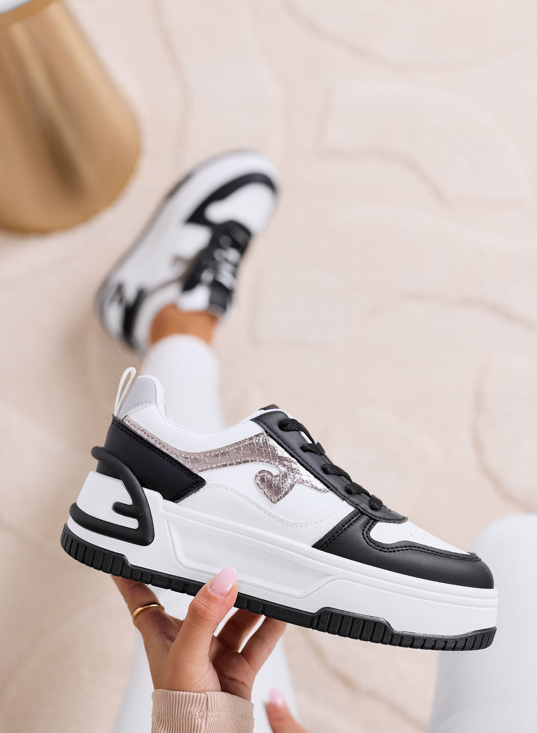 BRIGIDA - Sneakers bianche con zeppa e dettagli neri