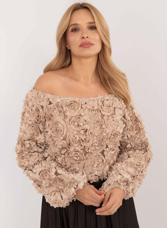 Maglia beige con applicazioni fiori e scollo a barca