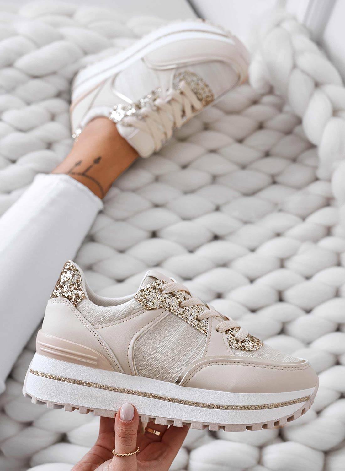 Sneakers beige con inserti glitter oro