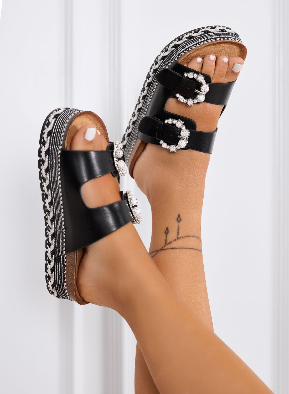 ARIEL - Sandali neri platform con fibbie gioiello e suola ricamata