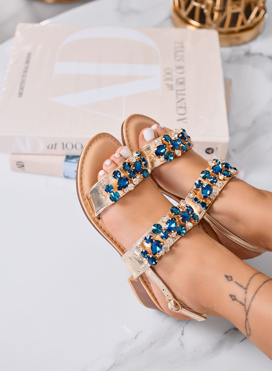 VITTORIA - Sandali oro gioiello con tacco basso e strass blu