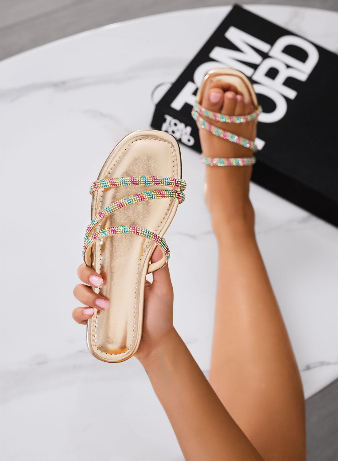 CORINNE - Sandali flat oro con fasce in strass multicolor