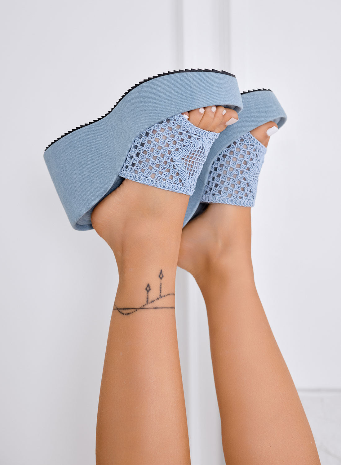 COOPER - Sandali azzurri in tessuto crochet con zeppa