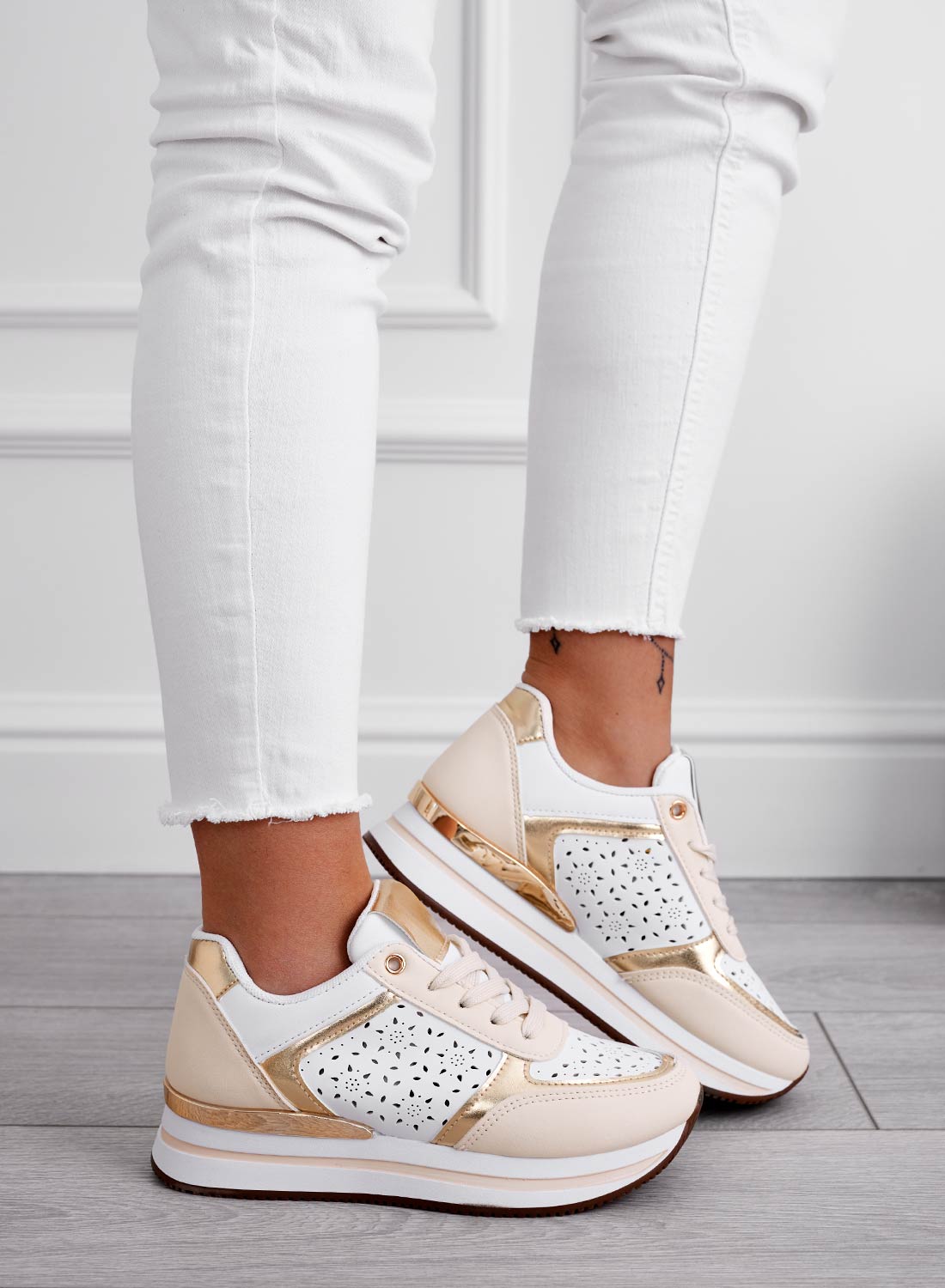 MINA - Baskets beiges perforées avec inserts dorés