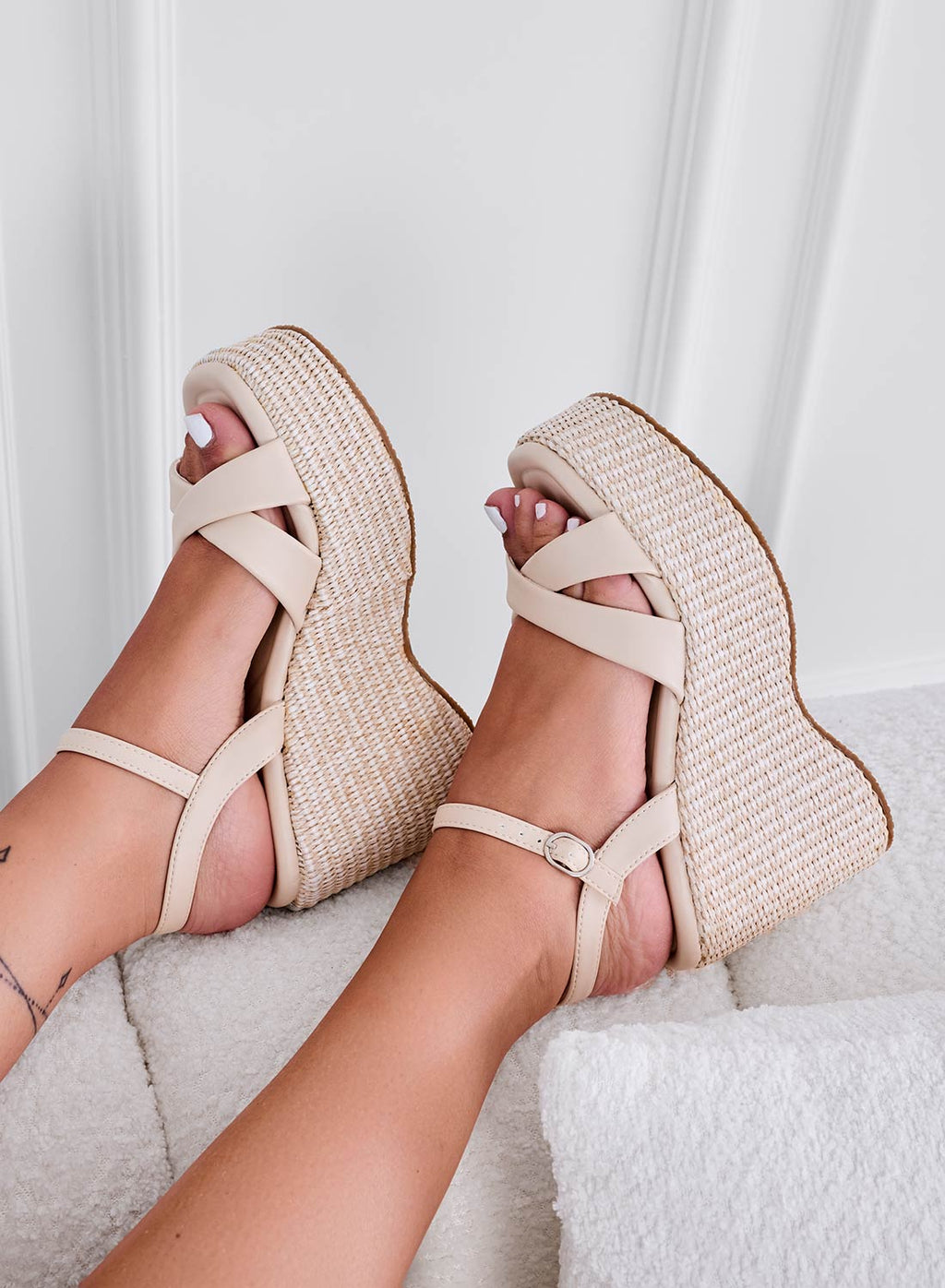 Sandali beige con zeppa intrecciata e cavigliera