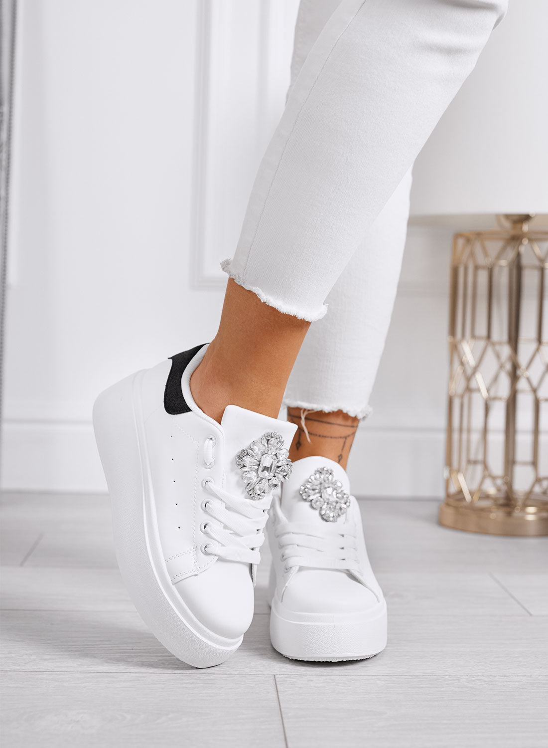 RONNIE - White platform sneakers with black heel and large jeweled flower