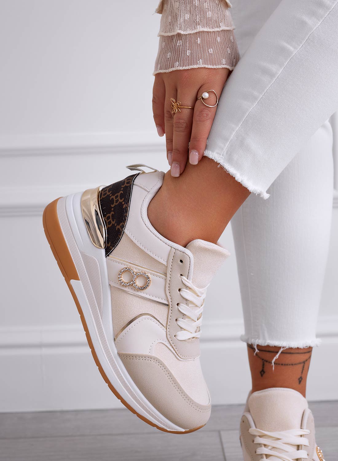 Sneakers beige con inserto stampato