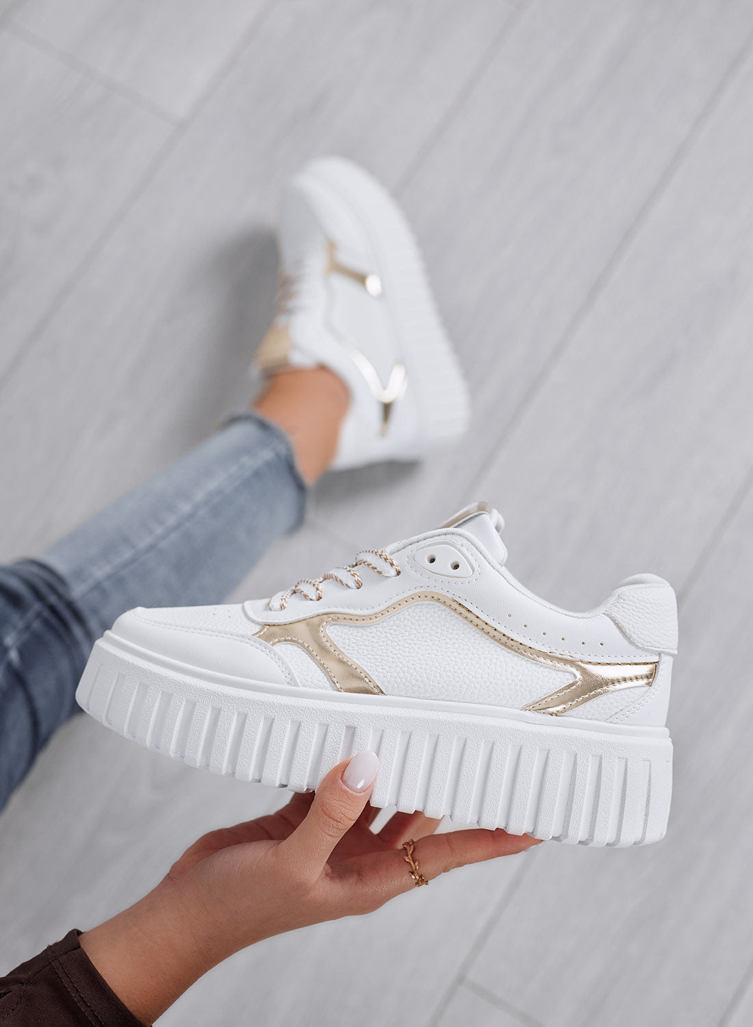 PAMELA - Baskets blanches à plateforme avec détails dorés