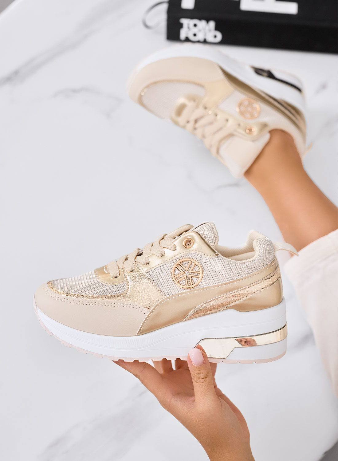 ROMILDA - Baskets beiges avec détails dorés et semelle plateforme
