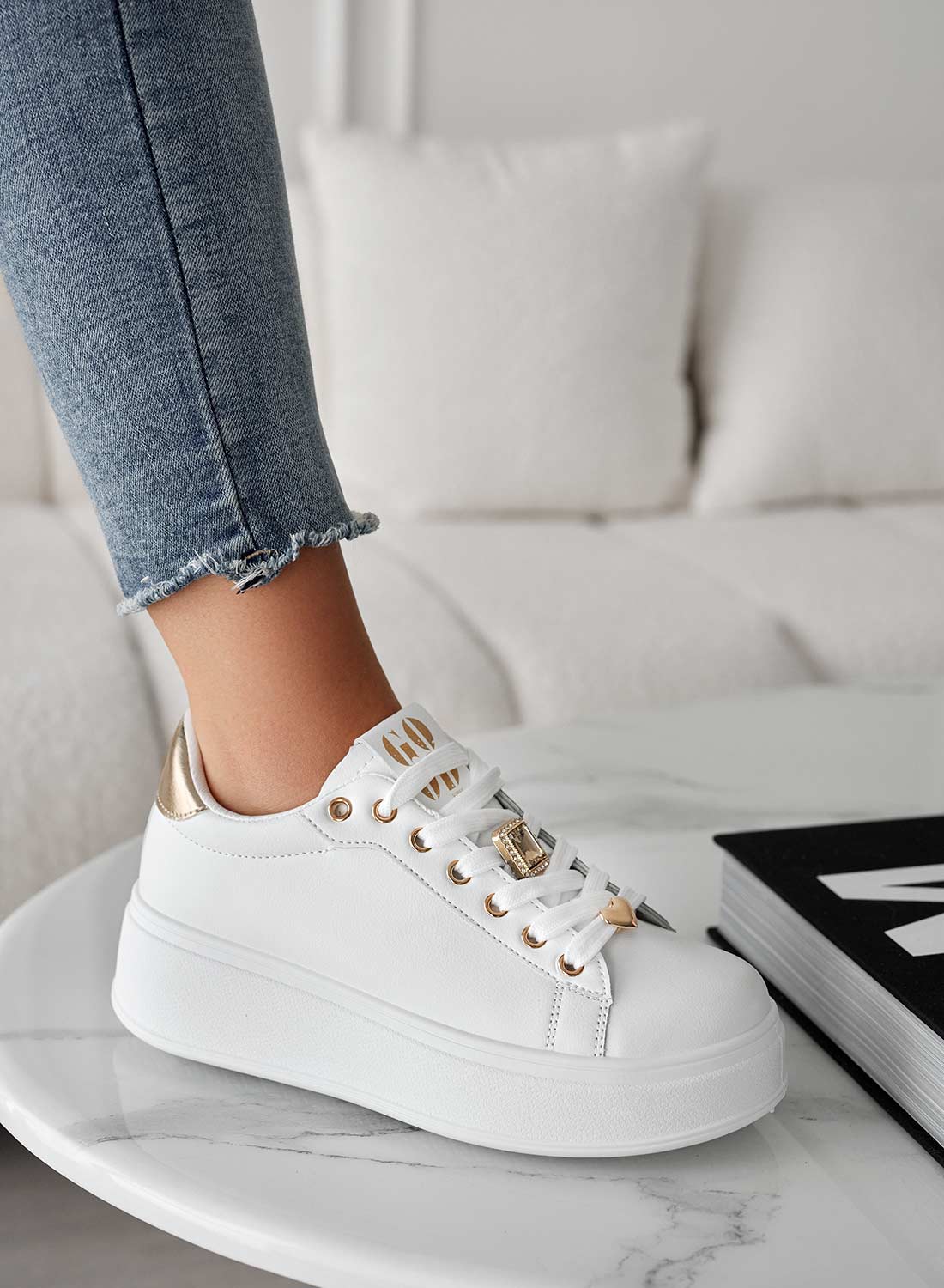 Sneakers bianche con applicazioni gioiello e retro oro