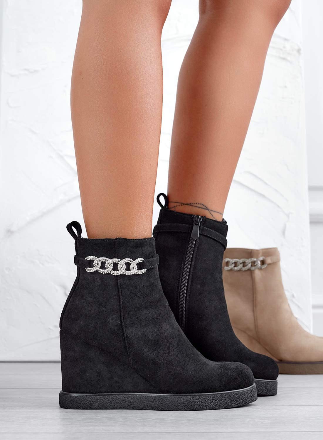 Bottines noires à semelle compensée et chaîne bijou