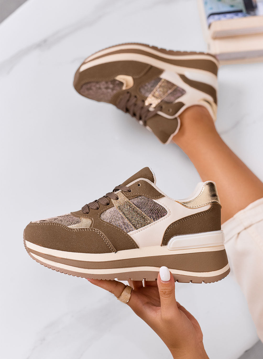 ISOTTA - Baskets taupe avec détails pailletés or et semelle compensée